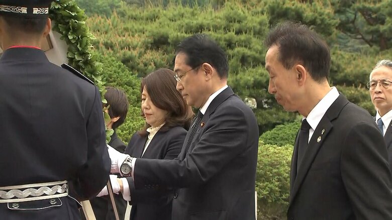 慰霊碑に献花した岸田首相