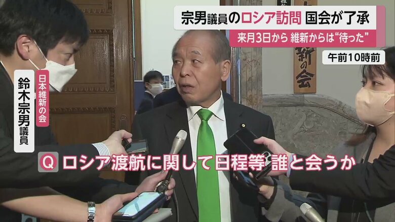 記者団の取材に応じる鈴木宗男委員（26日 午前10時前）