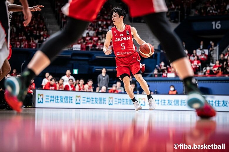 試合に臨む河村勇輝（22日、東京・有明コロシアム）