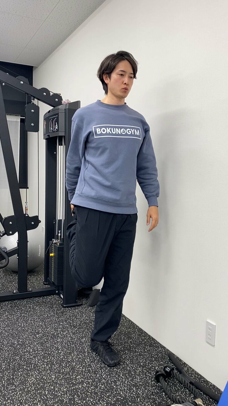 立ったままできる簡単ストレッチ「太もも前」股関節の前を伸ばすように意識するとさらにストレッチ感UP（提供：計太さん）