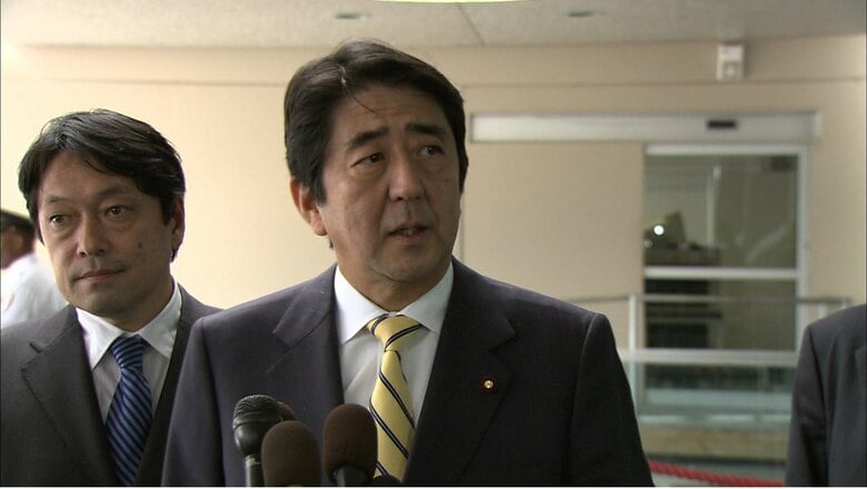 国務省前で取材に応じる安倍元首相　後ろには小野寺氏　2010年10月