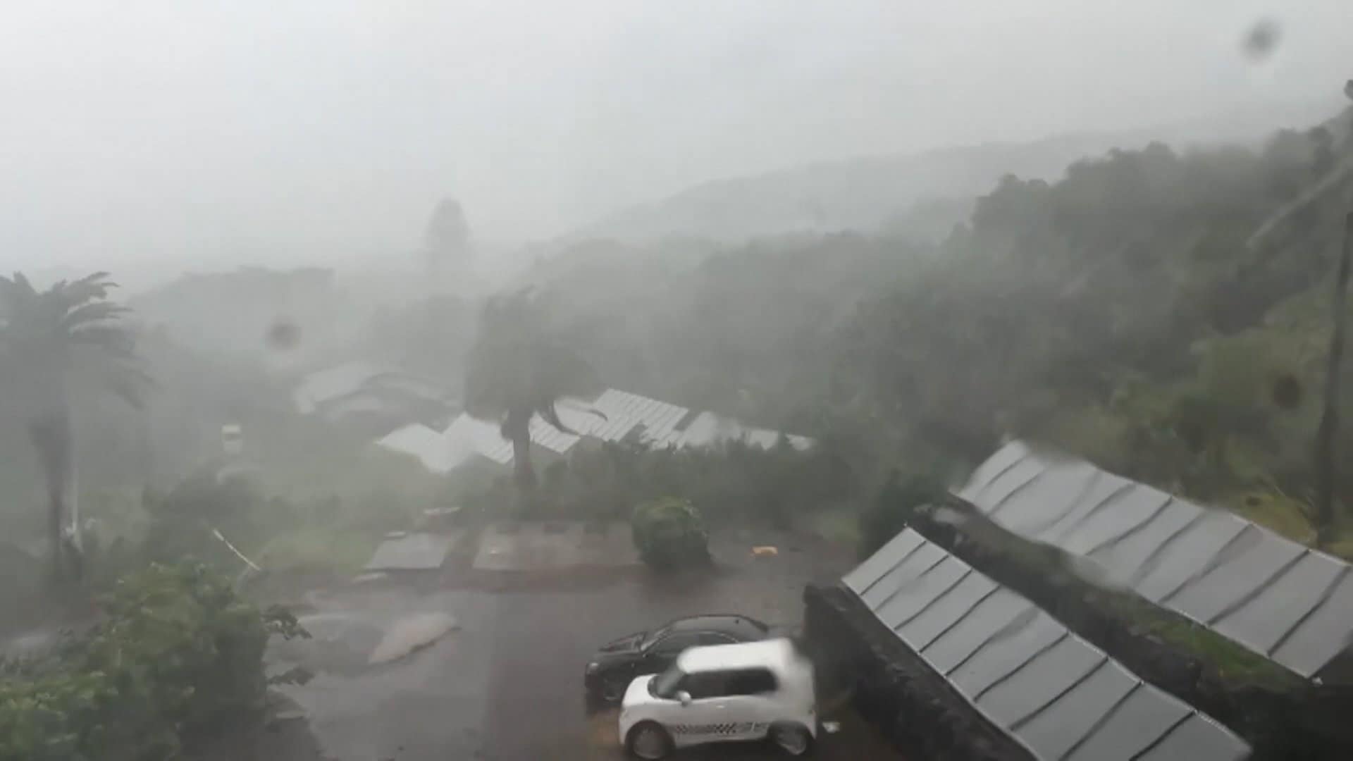 暴風でラーメン店は屋根吹き飛び無残な姿に…台風22号が八丈島を直撃　一時約5700軒が停電し「特別警報」も発表　ホテルでは雨漏りや窓ガラス割れる被害