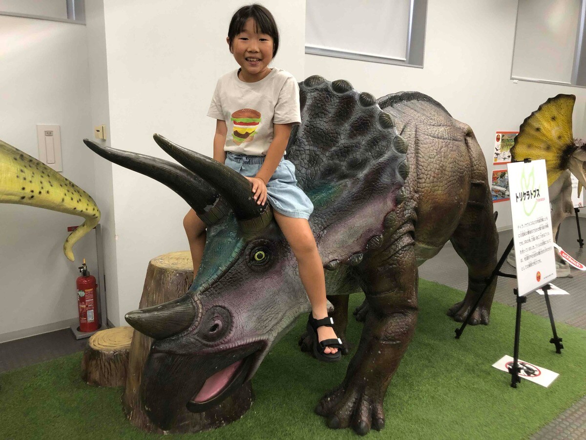 トリケラトプスに乗れちゃう！恐竜スノードームづくりで夏休みの宿題に