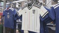 サッカーW杯　「アウェーの白が欲しかった…」日本代表のユニフォーム完売　応援グッズ「前回の2倍以上」の売れ行き　軽井沢では「八咫烏」の神社で御朱印が人気　12日開幕へ高まる期待「優勝を」