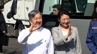 胸元に「くまモン」付け両陛下が被災地・熊本を訪問　被災者お見舞い災害対策尽力者ねぎらわれる　沿道に多くの人「写真は家宝にします」