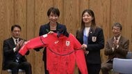 高市総理　五輪・パラ選手団からの“サイン入り”ウェアに笑顔　坂本花織選手、戸塚優斗選手ら約80人が表敬