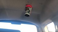 破裂したガス缶が突き刺さる写真が話題。炎天下の車中の温度はどのくらい?