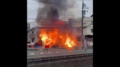 車がコインランドリーある建物に突っ込む…建物は全焼し2時間後に消し止められる　ケガ人なし　千葉・市川市