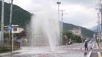 県道の真ん中から勢いよく水が…3~4ｍの高さまで噴き出す　水道管から漏れたか　老朽化していなかったか市が調査　栃木・日光市