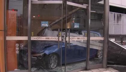 車が“なんばシティ”に突っ込む　運転手の女性は「ブレーキとアクセルを間違えたかもしれない」と話す