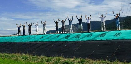 地元織物業の技術生かし、巨大文字入り防草シート この秋、福井県坂井市の水田のあちこちにお目見え