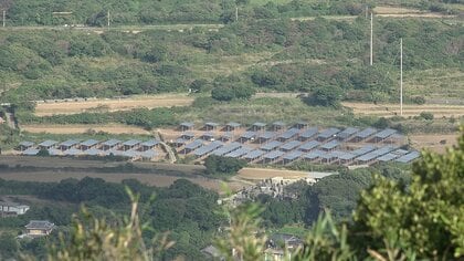 島の10分の1を覆う「巨大メガソーラー」 地域再生か環境保全か…両立は可能？ 人口減少と高齢化が進む中、住民の期待と不安の狭間で揺れる離島の未来　