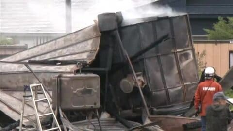 農機具小屋と車庫を兼ねた建物から出火　敷地内の住宅に燃え移り2棟全焼　秋田・美郷町