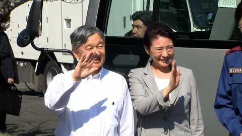 胸元に「くまモン」付け両陛下が被災地・熊本を訪問　被災者お見舞い災害対策尽力者ねぎらわれる　沿道に多くの人「写真は家宝にします」