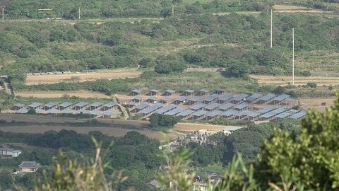 島の10分の1を覆う「巨大メガソーラー」 地域再生か環境保全か…両立は可能？ 人口減少と高齢化が進む中、住民の期待と不安の狭間で揺れる離島の未来　