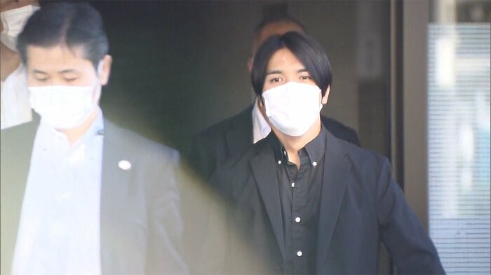横浜市の実家を出る小室圭さん(10月23日)
