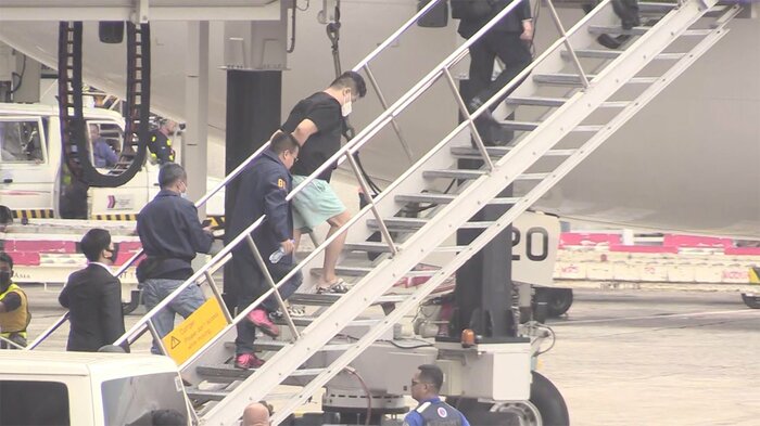 日本に向かう航空機に乗せられる今村磨人容疑者(7日午前 マニラ)