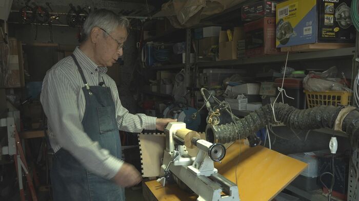 木工制作に熱中する齊藤さん(2026年5月)
