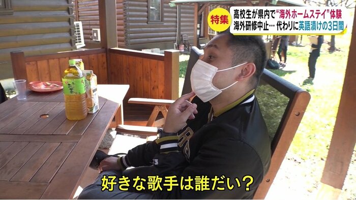 英語で尋ねる外国語指導助手・セドリックさん