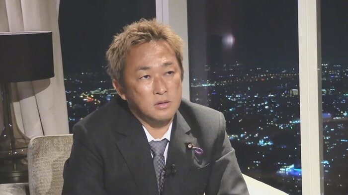 対面取材に応じたガーシー議員(4日・ドバイ)