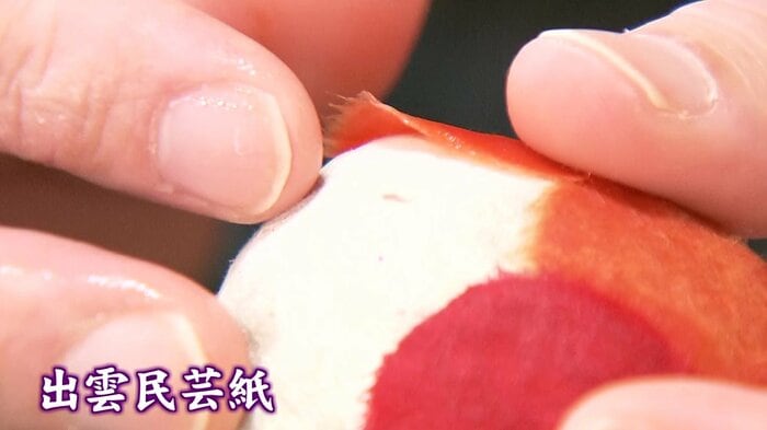 「出雲民芸紙」をひとつひとつ貼り合わせていく