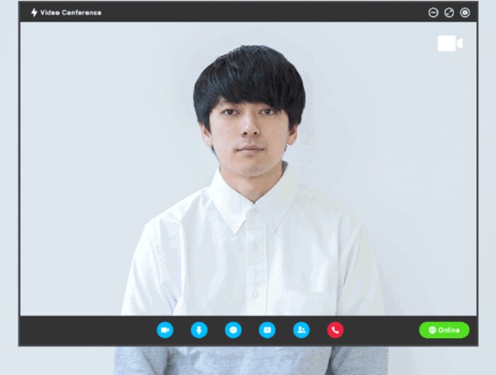 カメラ越しではばっちりシャツ姿