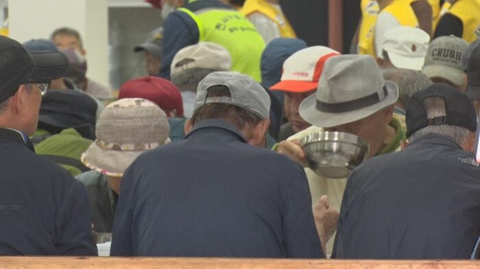 無料食堂で食事をする高齢者たち