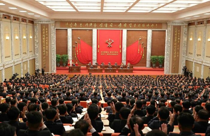 金正恩総書記が小さく写っている党中央委員会総会拡大会議 2023年6月