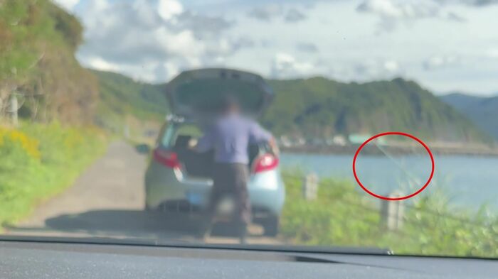 ごみを海に投げ捨てる男性(提供:視聴者)