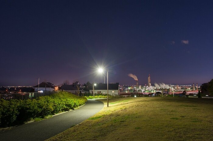 本牧荒井の丘と前方に広がる工場夜景