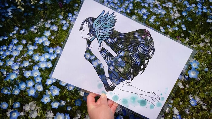 天使をイメージした切り絵とネモフィラの組み合わせ