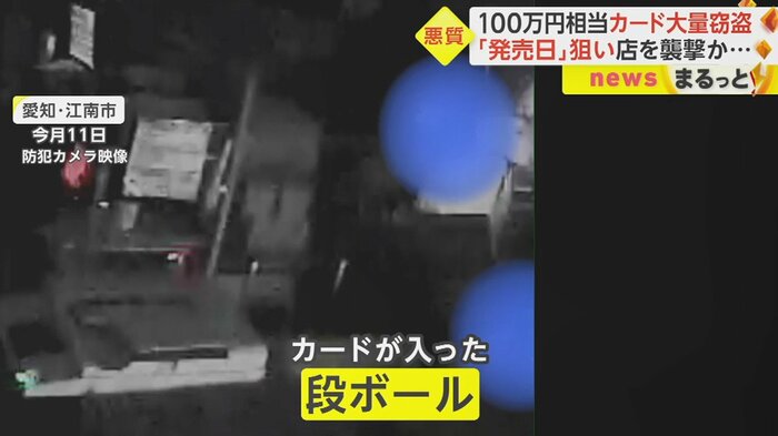 店の端で、段ボールを繰り返し運び出す