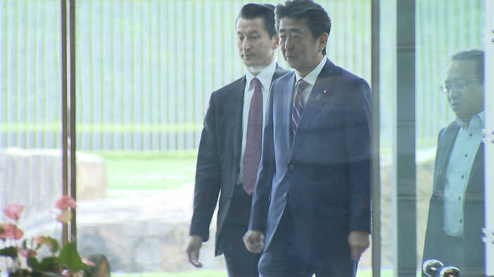 安倍首相の出邸を警護するSP(首相官邸・9月)