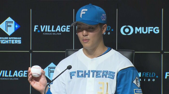 記念のボールは「両親に贈りたい」と話す柴田獅子選手