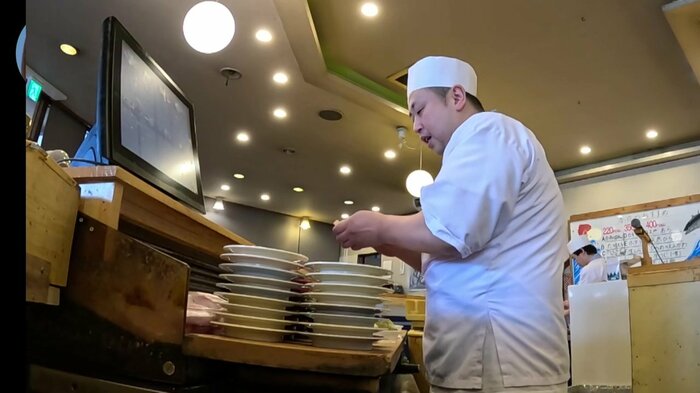 開店後はひたすらすしを握り続ける大西さん