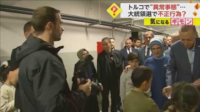 カメラの前で子供にお金を配る、エルドアン大統領