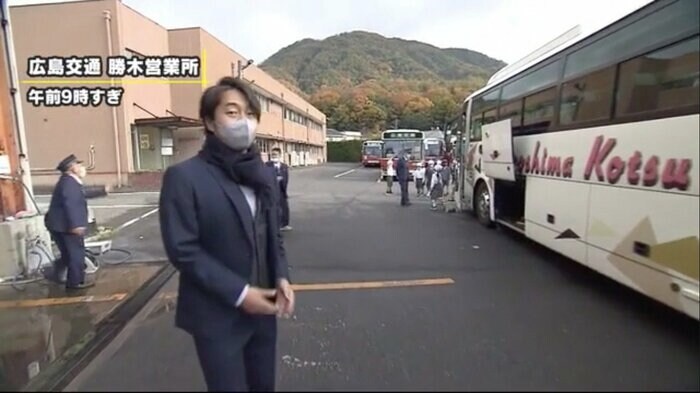 広島交通からリポートする加藤雅也アナウンサー