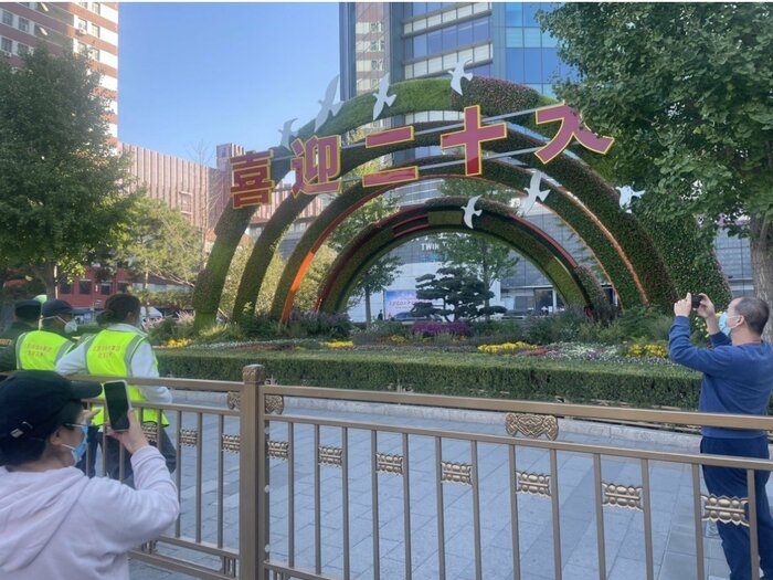 多くの市民が写真を撮影している