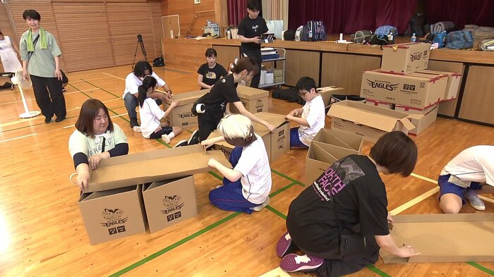 段ボールベッドの組み立て作業