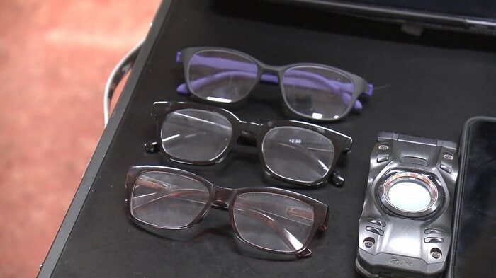 車やカバンに分散して常備しているという及川さんの必需品の老眼鏡