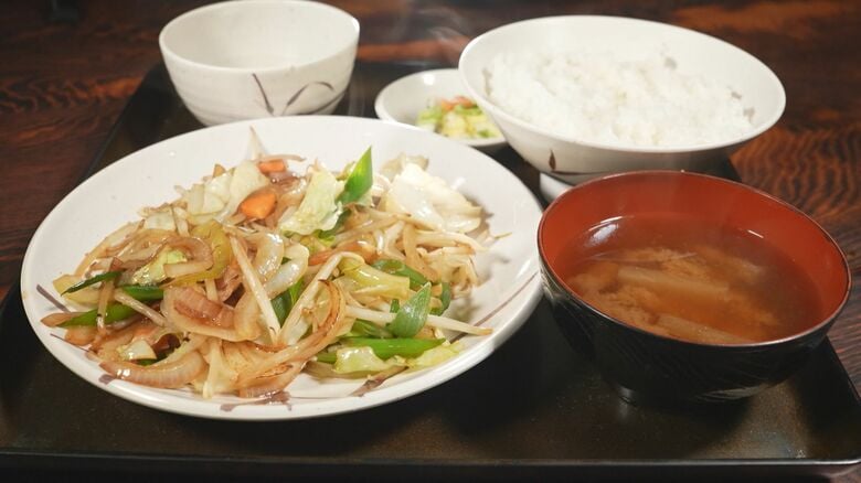 住宅街の中で“タイムスリップ”…約半世紀続く昭和レトロな食堂『お食事処 ひさや』夫婦が二人三脚で守るのれん|FNNプライムオンライン