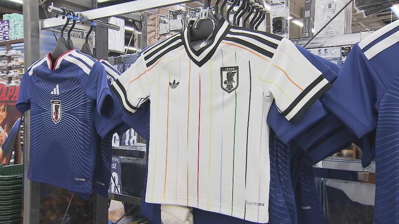 サッカーW杯　「アウェーの白が欲しかった…」日本代表のユニフォーム完売　応援グッズ「前回の2倍以上」の売れ行き　軽井沢では「八咫烏」の神社で御朱印が人気　12日開幕へ高まる期待「優勝を」｜FNNプライムオンライン