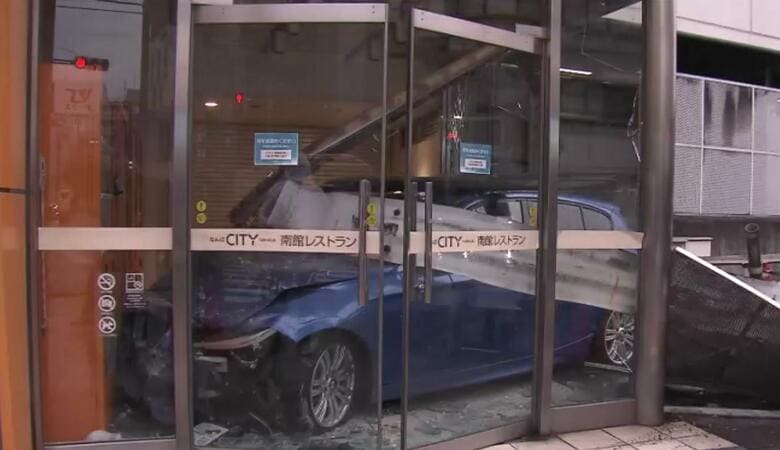車が“なんばシティ”に突っ込む 運転手の女性は「ブレーキとアクセルを間違えたかもしれない」と話す|FNNプライムオンライン