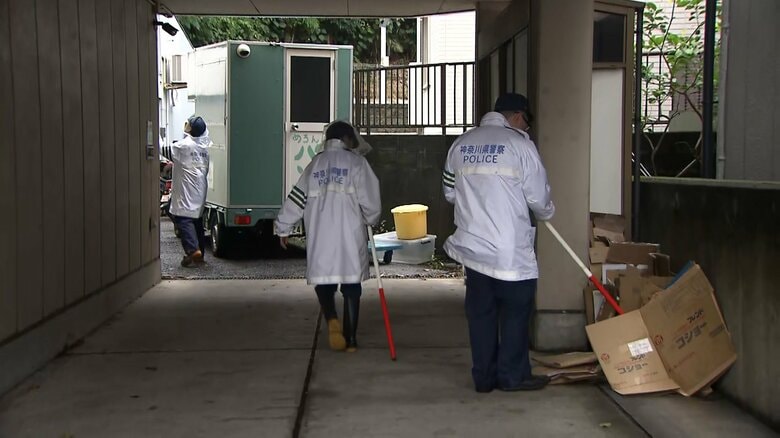 ニシキヘビ2匹マンションから逃げ出し捜索中　ともに全長2m、太さは500mlペットボトルほど　川崎市多摩区｜FNNプライムオンライン