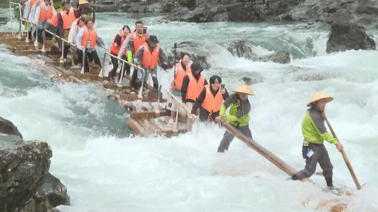 自然のジェットコースターに歓声…三重と和歌山の県境を流れる川で観光筏下り 約80人がスリルと大自然の景色を満喫｜FNNプライムオンライン
