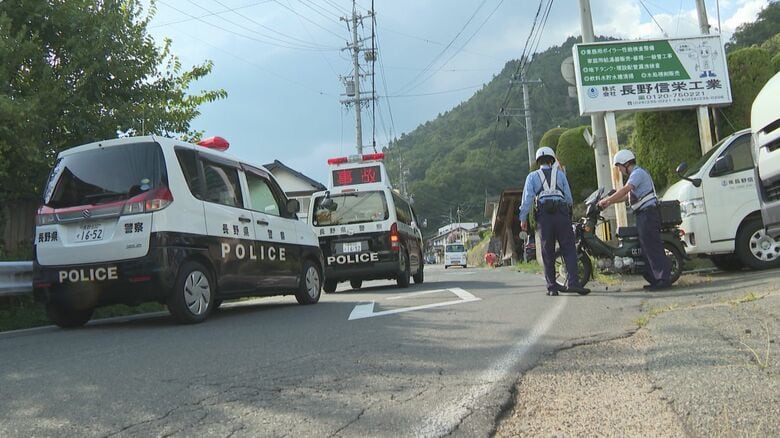 車とバイク計3台からむ事故　男女3人が重傷　センターラインのない緩いカーブの道路｜FNNプライムオンライン