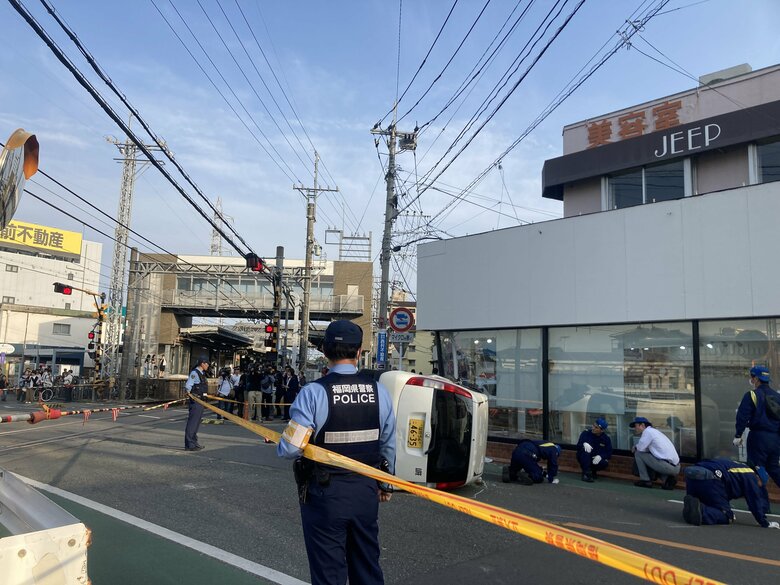 【続報】運転の74歳女性「左折しようとして横転」現場そばの建物に“衝突”の跡　小学生の集団に突っ込み5人けが　過失運転致傷容疑も視野に捜査　福岡｜FNNプライムオンライン