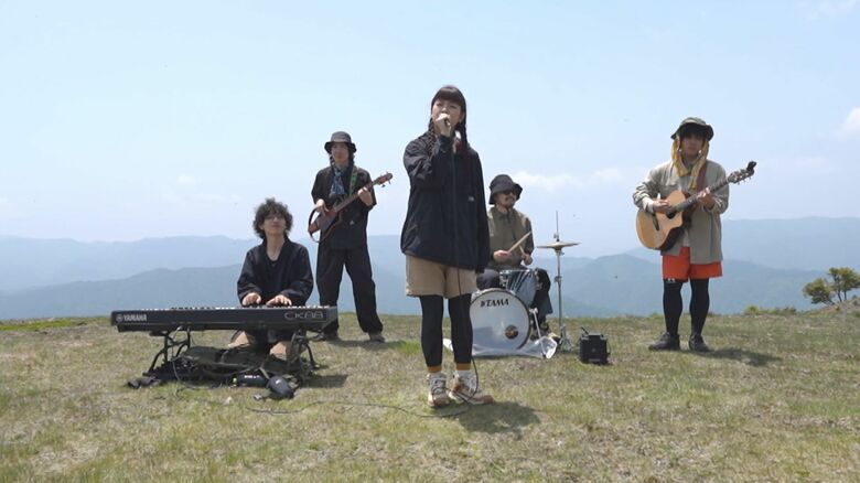 楽器を背負い山頂でライブも…バンド『スーパー登山部』が体現する自然と音楽の魅力「自分達が面白いと思う事を」｜FNNプライムオンライン