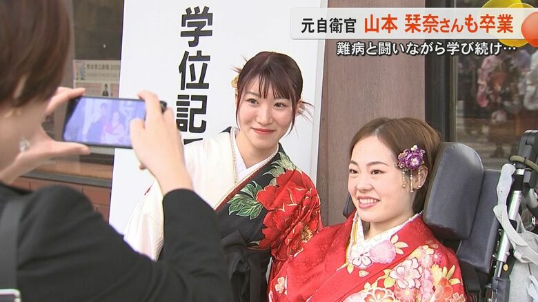 「学びへの意欲さらに高まった」難病と闘う元自衛官の山本栞奈さんが大学卒業　熊本学園大学で1055人が旅立ちの日迎える｜FNNプライムオンライン