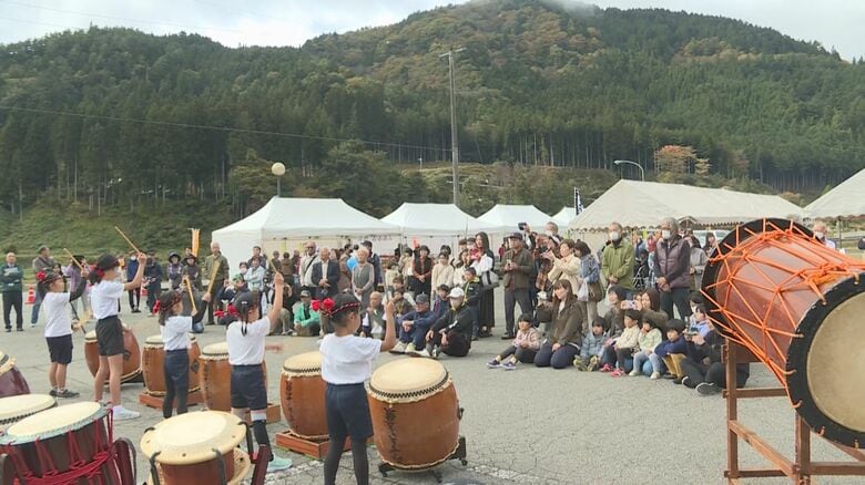 鮎の塩焼きが人気集める…岐阜県下呂市の馬瀬地区で『秋のふるさと祭り』地元の特産品等の販売ブース並ぶ｜FNNプライムオンライン
